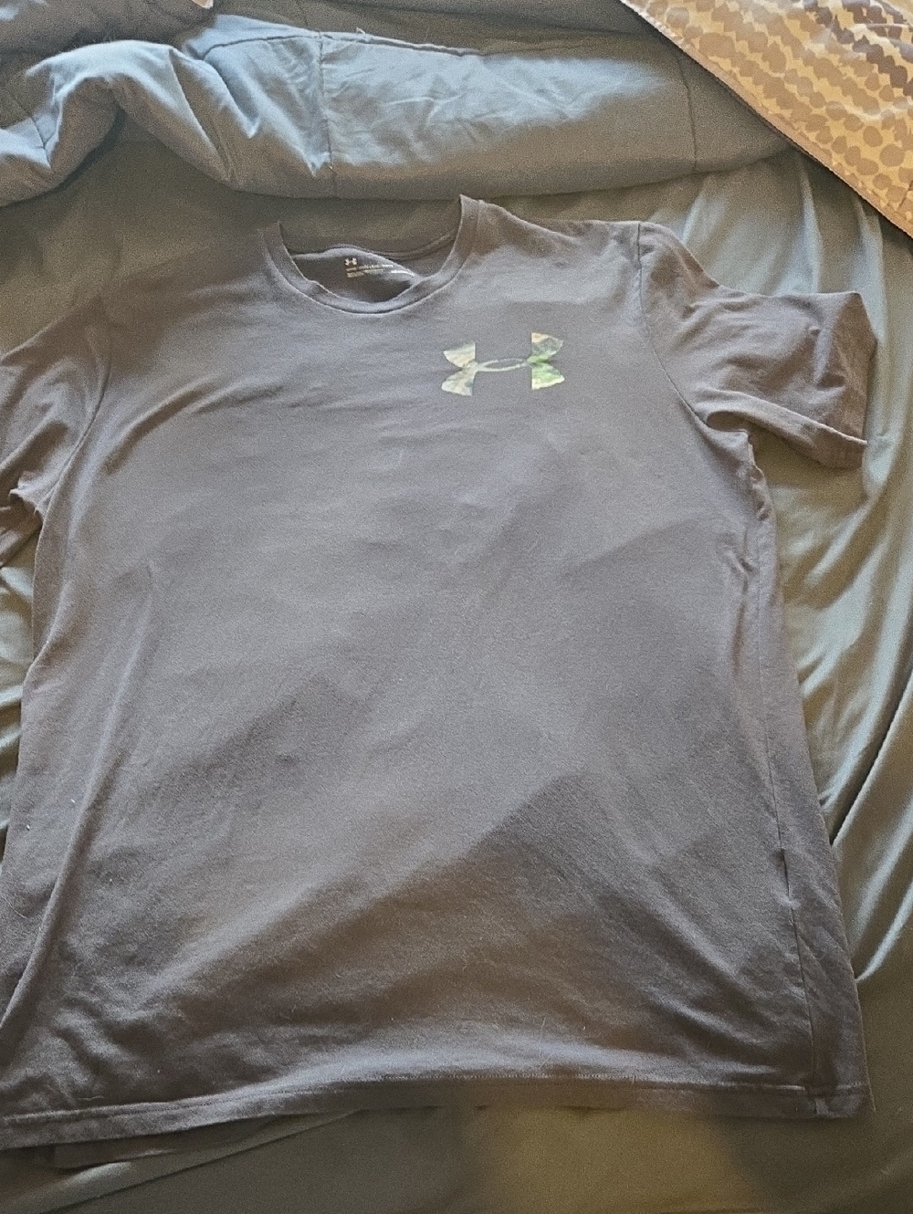 Under Armour Men’s Black Short Sleeve Tee with Green Camo Logo